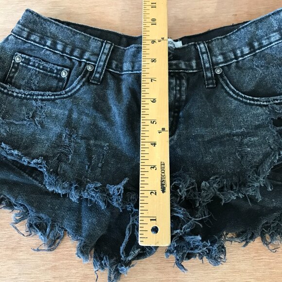 One Teaspoon Denim Cutoff Shorts Women 26 Black Mid Rise Raw Hem Shaping 18036 - Picture 6 of 10